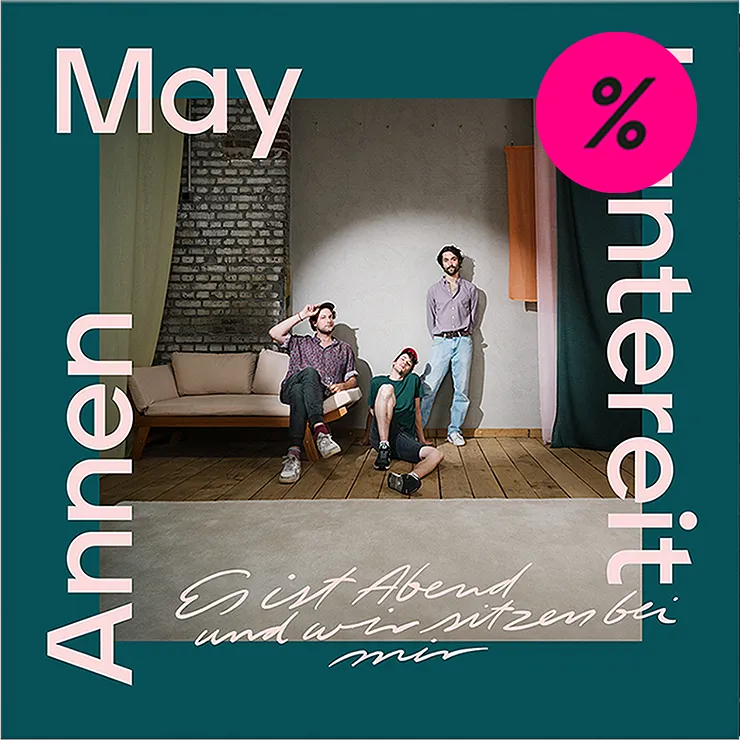 Es ist Abend und wir sitzen bei mir